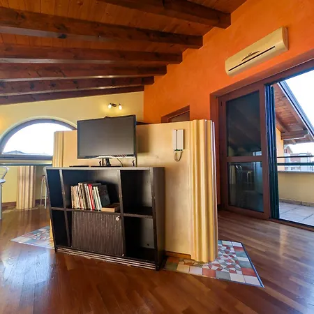Openspace Attic With Terrace, Wi-fi Apartamento Saronno