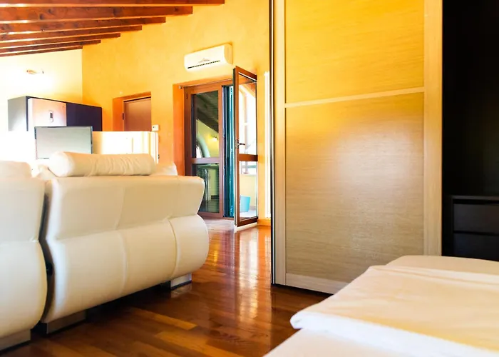 Openspace Attic With Terrace, Wi-fi Apartment Saronno