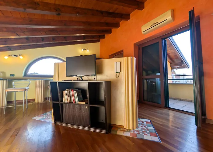 Openspace Attic With Terrace, Wi-fi Apartment Saronno
